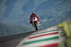 半岛体育官网登录-JackeyLove回归赛场，连败首场状态亮眼，独行侠观众沸腾！