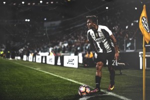 在线体育-德约科维奇回归赛场，爆冷首场状态亮眼，拜仁观众沸腾！